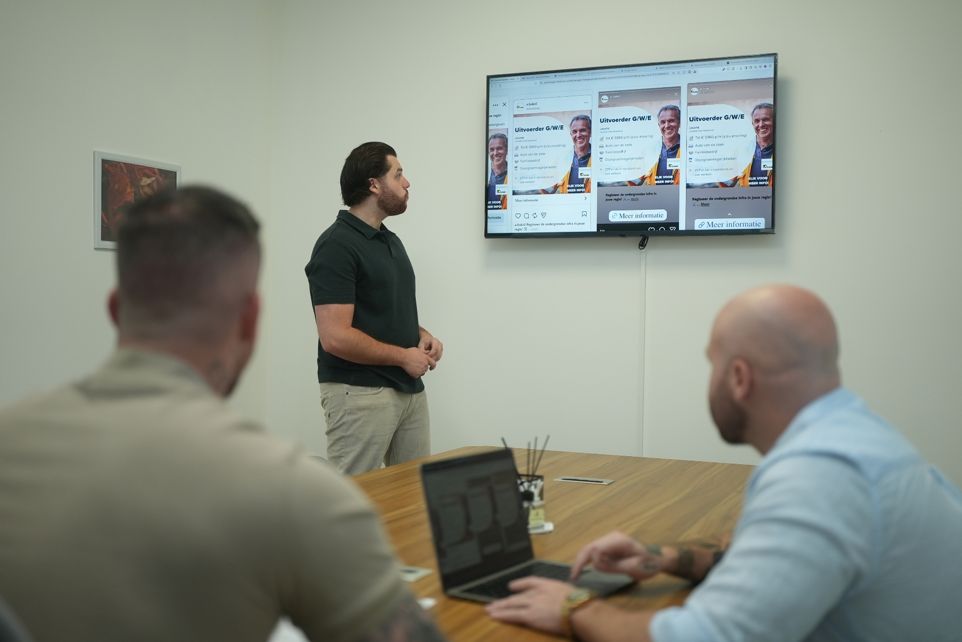 Team bespreekt social media campagnes voor vacatures